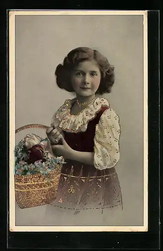 AK Mädchen mit einem Blumenkorb