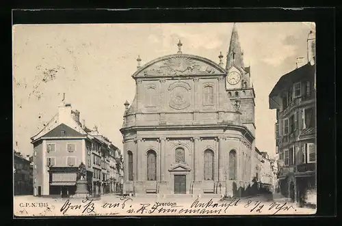AK Yverdon, Strassenpartie mit Gebädeansicht