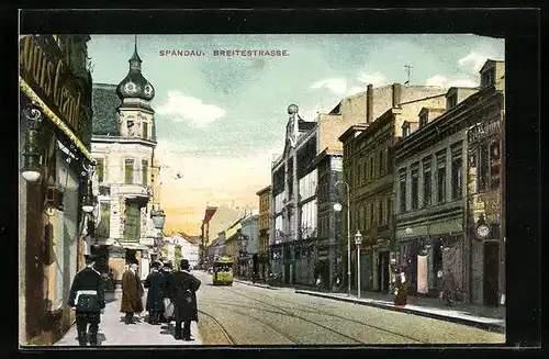 AK Berlin-Spandau, Breitestrasse mit Strassenbahn und Geschäften