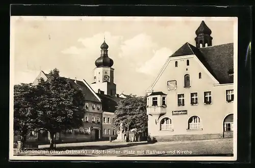 AK Waldmünchen i. Bayr. Ostmark, Platz mit Rathaus und Kirche