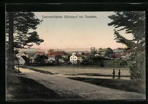AK Ullersdorf b. Dresden, Ortsansicht mit Waldpartie