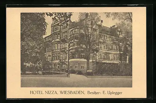 AK Wiesbaden, Strassenpartie mit Hotel Nizza