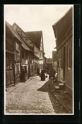 AK Tangermünde, Kl. Fischerstrasse mit Passanten