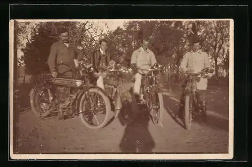 Foto-AK Gutbürgerliche Herren auf ihren zeitgenössischen Motorrädern