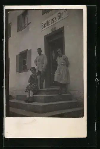 Foto-AK Streinbachtal, Gasthaus Stern, Eigentümerfamilie am Eingang