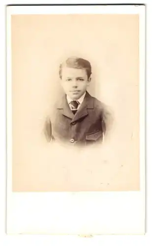 Fotografie F. Waren, Newquay, Junger Knirps im Anzug