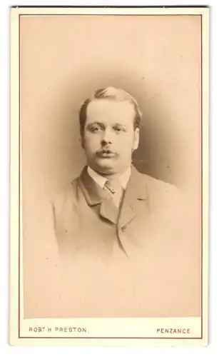 Fotografie Robert H. Preston, Penzance, Junger Mann mit Moustache und Doppelkinn