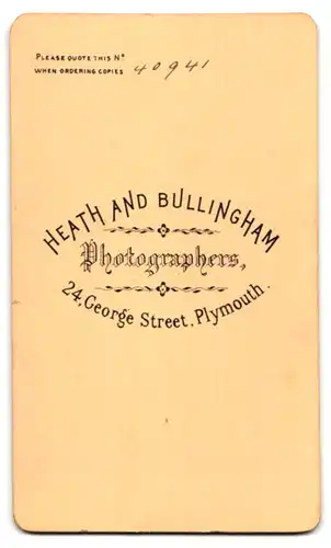 Fotografie Heath and Bullingham, Plymouth, 24. George Street, Drollige Mädel im karierten Rüschenkleid
