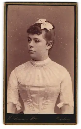 Fotografie W. Breuning Wwe, Hamburg, Bergstrasse 26, Junges Mädchen im taillierten Rüschenkleid mit Perlenhalskette