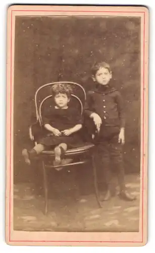 Fotografie Anton Zahner, Schwandorf, Junges Geschwisterpaar in dunkler Kleidung