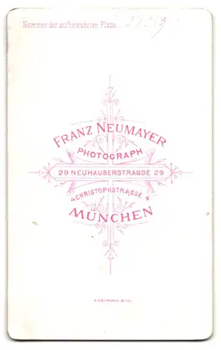 Fotografie Franz Neumayer, München, Neuhauserstrasse 28, Dame mittleren Alters im schwarzen Kleid mit Rüschenkragen