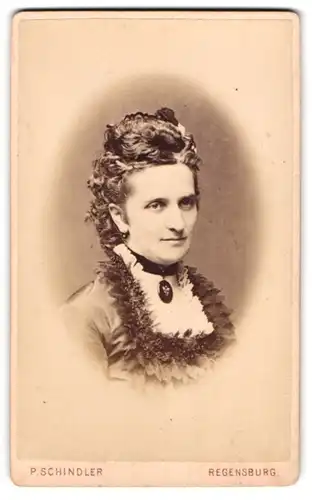 Fotografie P. Schindler, Regensburg, Hübsche Dame im hochwertigen Rüschenkleid mit Medaillon am Kragen