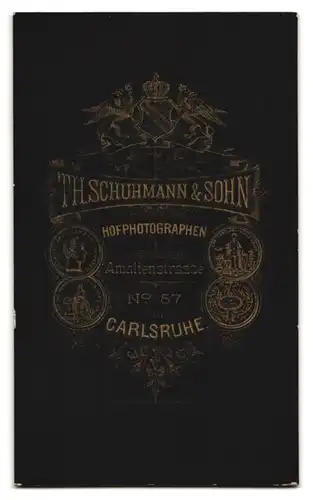 Fotografie Th. Schuhmann & Sohn, Karlsruhe, Amalienstrasse 57, Junges Mädel im gepunkteten Rüschenkleid