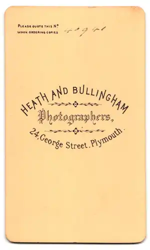 Fotografie Heath and Bullingham, Plymouth, 24. George Street, Drollige Mädel im karierten Rüschenkleid