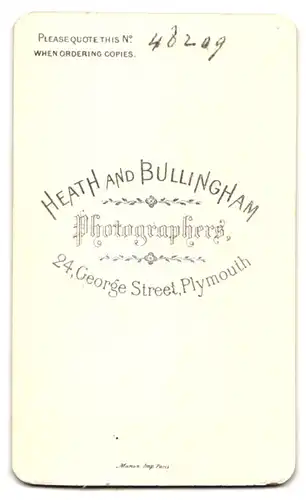 Fotografie Heath and Bullingham, Plymouth, 24. George Street, Junges Mädchen mit streng zurückgebundenem Haar