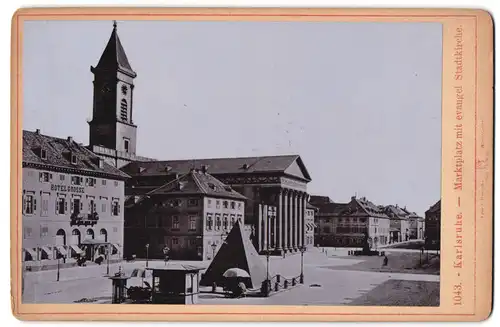 Fotografie Ernst Roepke, Wiesbaden, Ansicht Karlsruhe, Blick auf den Marktplatz mit evang. Stiftskirche und Pyramide