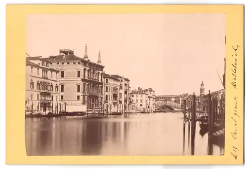 Fotografie unbekannter Fotograf, Ansicht Venedig, Blick in den Canale Grande mit Rialtobrücke