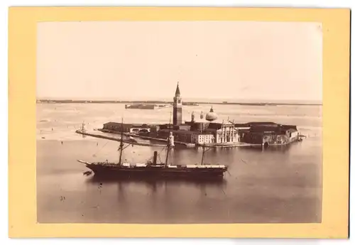 Fotografie unbekannter Fotograf, Ansicht Venedig, Blick auf die Insel San Giorgio Maggiore mit Segelschiff