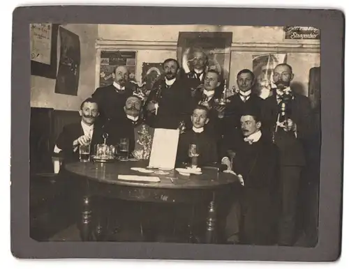 Fotografie unbekannter Fotograf und Ort, Herren des Jagdverein in geselliger Runde mit Jagdtrophähe in der Kneipe, 1909