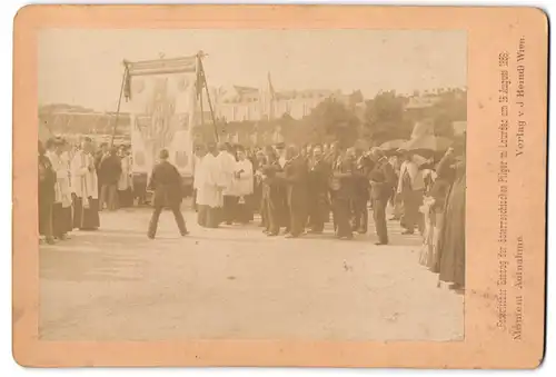 Fotografie J. Heindl, Wien, Ansicht Lourdes, Feierlicher Einzug der österreichischen Pilger in Lourdes am 16. Aug. 1886