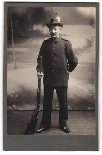 Fotografie Alfred Hahn, Oberfrohna, älterer Jäger in Uniform mit Flinte und Hirschfänger