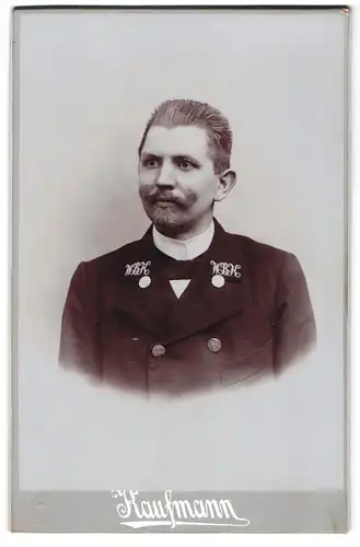 Fotografie Franz Kaufmann, Wien, Portrait österreichischer Briefträger in Dienstuniform mit Mustach