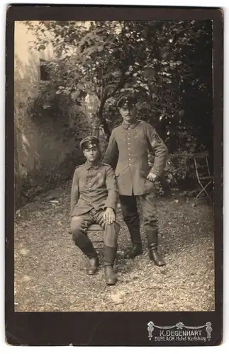 Fotografie K. Degenhart, Durlach, Portrait zwei Soldaten in Feldgrau Uniform mit Ärmelabzeichen  Feuerwerker F 28 