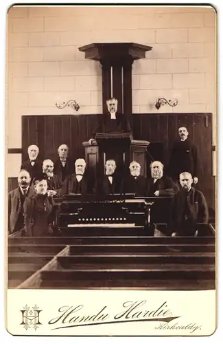 Fotografie Handu Hardie, Kirkcaldy, Ansicht Kirkcaldy, Herrenchor mit Organistin und Pastor in der Kirche