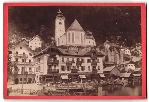 Fotografie unbekannter Fotograf, Ansicht Hallstatt, Blick auf das Hotel Restaurant Seauer mit Kirche