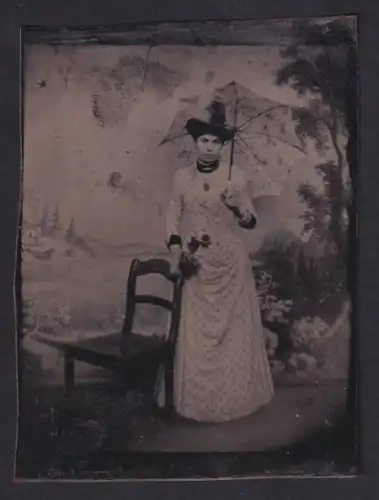 Fotografie Ferrotypie junge Frau im Pünktchenkleid mit Sonneschirm im Atelier