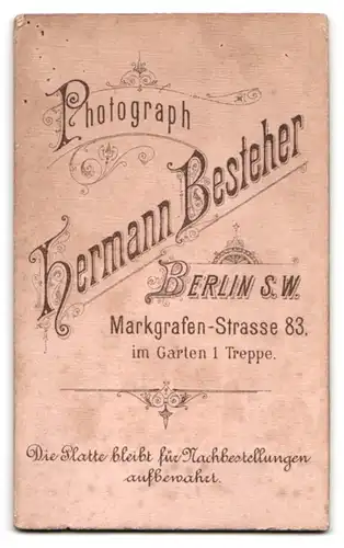 Fotografie Hermann Besteher, Berlin, Markgrafen-Strasse 83, Junger Herr im Anzug mit Bart