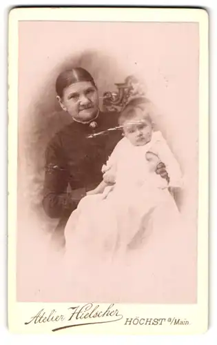 Fotografie Atelier Hielscher, Höchst a. Main, Grossmutter mit Enkelkind im Portrait