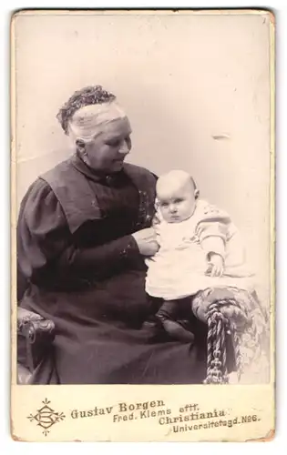 Fotografie Borgen, Christiania, Universitetsgd. No. 6, Grossmutter mit ihrem Enkelkind