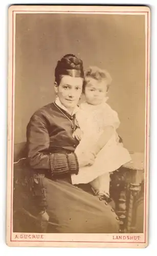 Fotografie A. Ducrue, Landshut, Mutter mit hochgesteckten Haaren mit ihrem Kind im Portrait