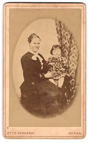 Fotografie Otto Ochernal, Borna, Stolze Mutter mit ihrem Kind im Portrait