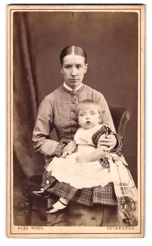 Fotografie Alex Nicol, Edinburgh, Mutter mit ihrem Kind auf dem Schoss