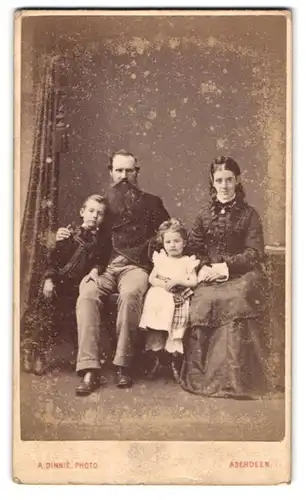 Fotografie A. Dinnie, Aberdeen, 3. Langstane Place, Familie im Portrait in Studiokulisse