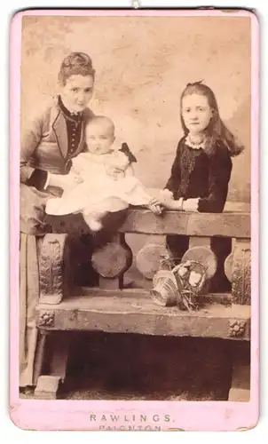 Fotografie Rawlings, Paignton, Mutter mit ihren Kindern in Studiokulisse