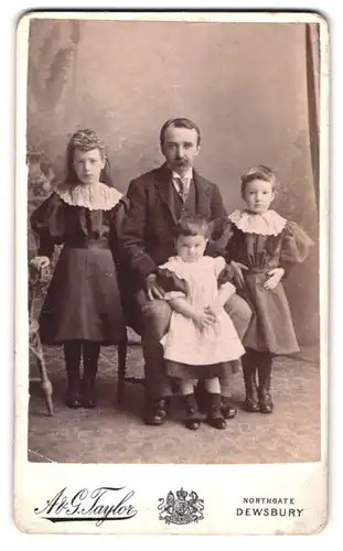 Fotografie A. & G. Taylor, Dewsbury, Familienvater mit seinen Kindern im Portrait