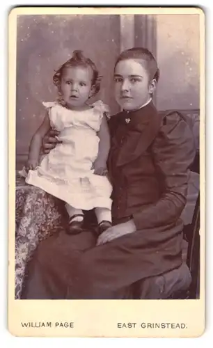 Fotografie William Page, East Grinstead, Junge Mutter mit ihrem Kind