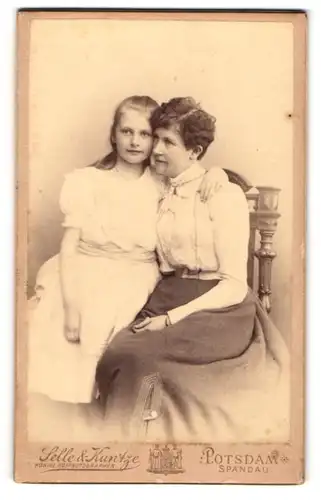 Fotografie Selle & Kuntze, Potsdam, Schwertfeger-Str. 14, Mutter mit ihrer Tochter im Portrait