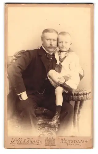 Fotografie Selle & Kuntze, Potsdam, Schwertfeger-Str. 14, Stolzer Vater mit seinem Sohn im Matrosenanzug