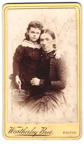 Fotografie Weatherley Bros, Bolton, 4. Bradshawgate, Mutter mit ihrer Tochter mit Körbchen