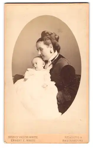 Fotografie Ernest E. White, Reading, Castle Street, Stolze Mutter mit ihrem Neugeborenen