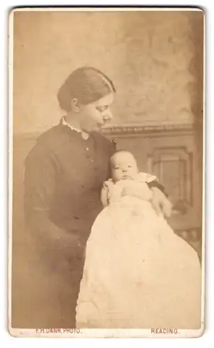 Fotografie F. H. Dann, Reading, 35. Broad Street, Mutter mit ihrem Neugeborenen