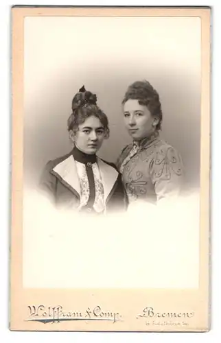 Fotografie Wolffram & Comp., Bremen, Fedelhören 14, Damen m. hochgesteckten Haaren, Erinnerung Marie v. Paule & Luz 1900