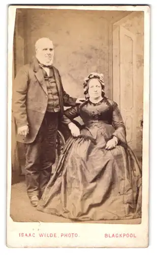 Fotografie Isaac Wilde, Blackpool, Paar im Kleid und Anzug im Portrait