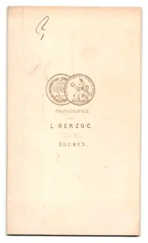 Fotografie L. Herzog, Bremen, Wall 180, Dame mit Haube im Portrait