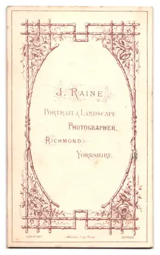 Fotografie J. Raine, Richmond, Junge Dame im Tournürenkleid am Tisch anlehnend