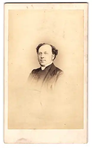 Fotografie Hoggard, Redcar, Mann im Anzug im Portrait